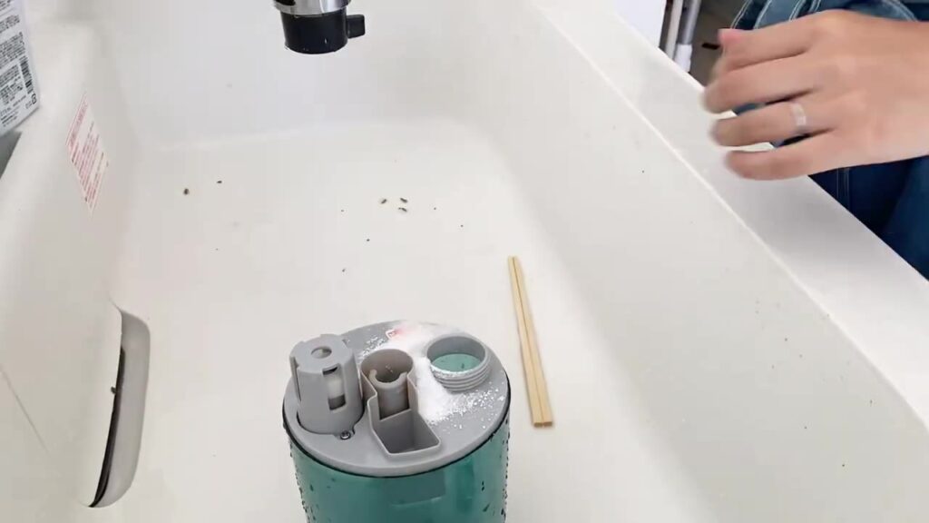 加湿器のタンクを掃除している様子
