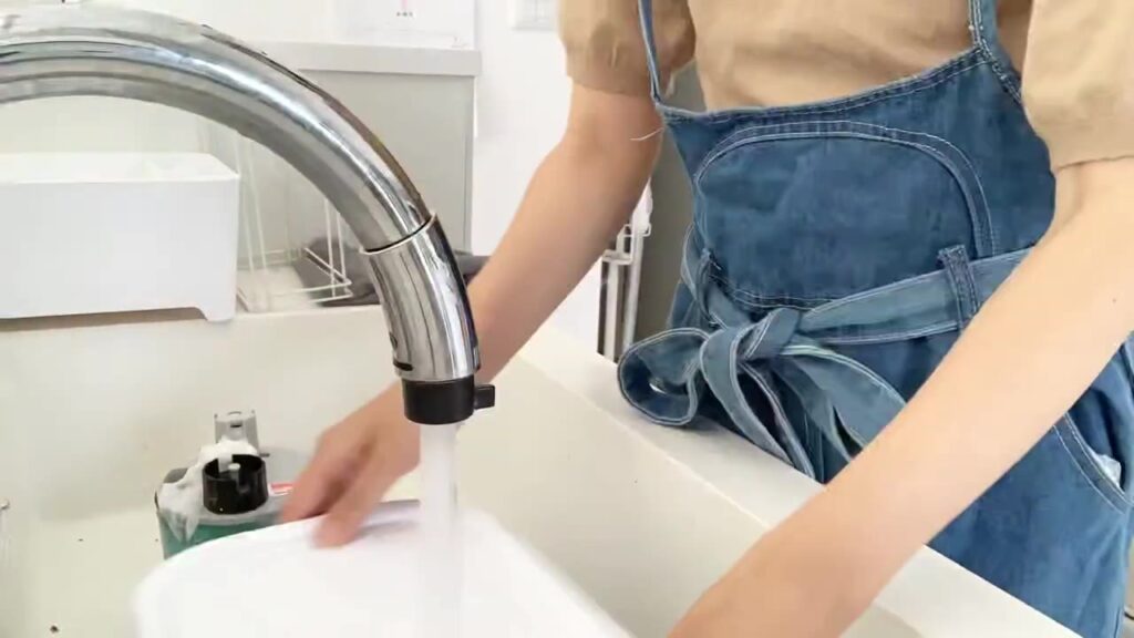 加湿器のタンクを水で洗う