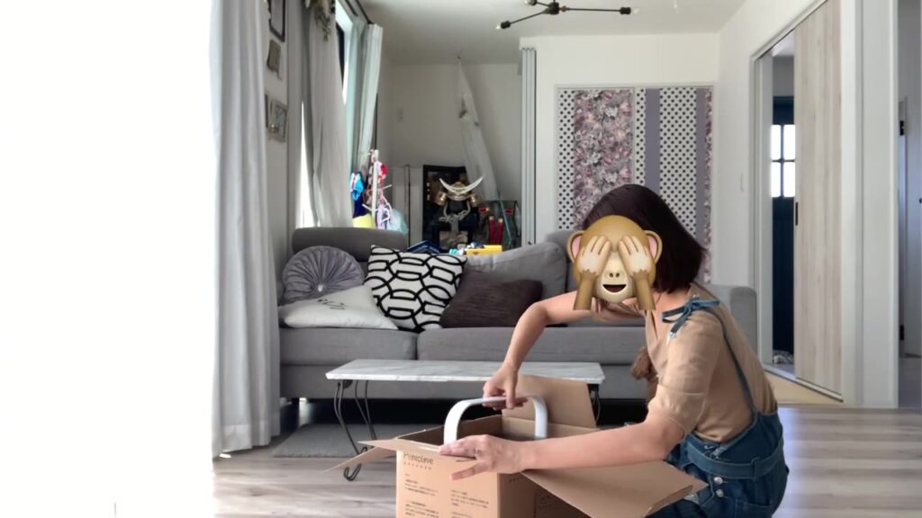 洗った加湿器を箱にしまう