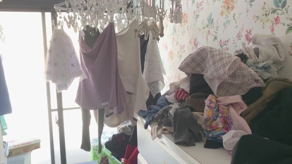 たためていない洗濯物が積まれた家事楽室