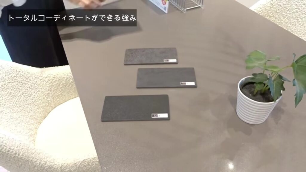 セラミックダイニングテーブルの天板とサンプル