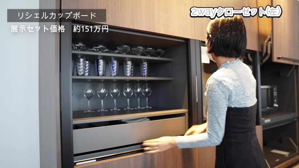 2wayクローゼットの真ん中だけを開けた状態 グラスや食器の収納