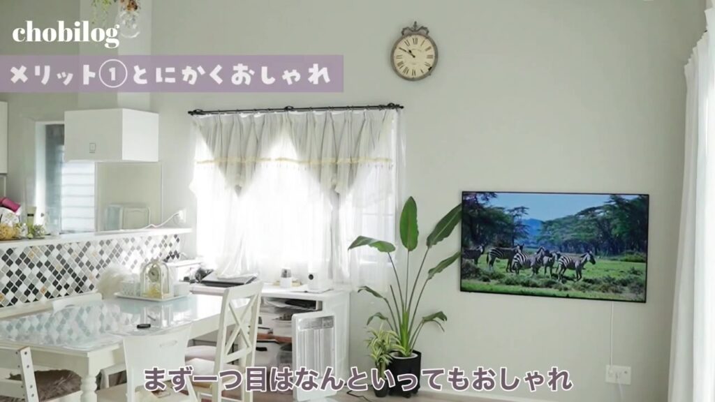 ウォールフィットテレビを壁掛けしたおしゃれなリビング