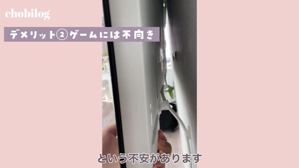 ウォールフィットテレビの下側を手前に引いて裏のHDMI端子を見る様子