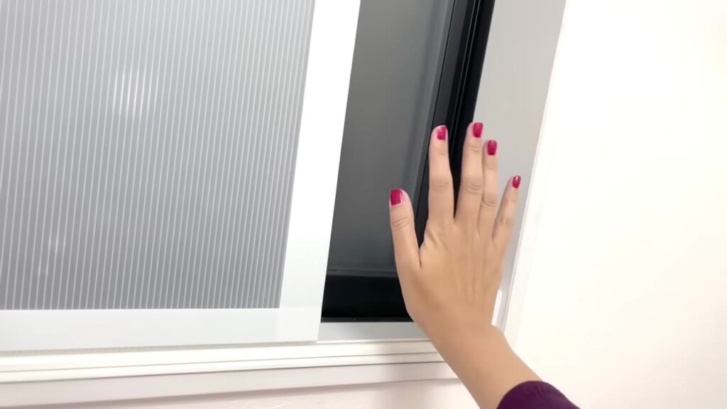 プラダンがない窓は網戸の方から冷たい空気が入ってくる