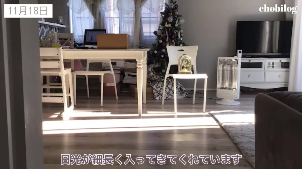 日光が細長く入る日当たりの悪い家のダイニング