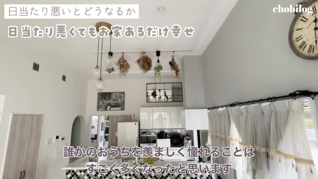 キッチンとダイニングが見える日当たりの悪い家のLDK