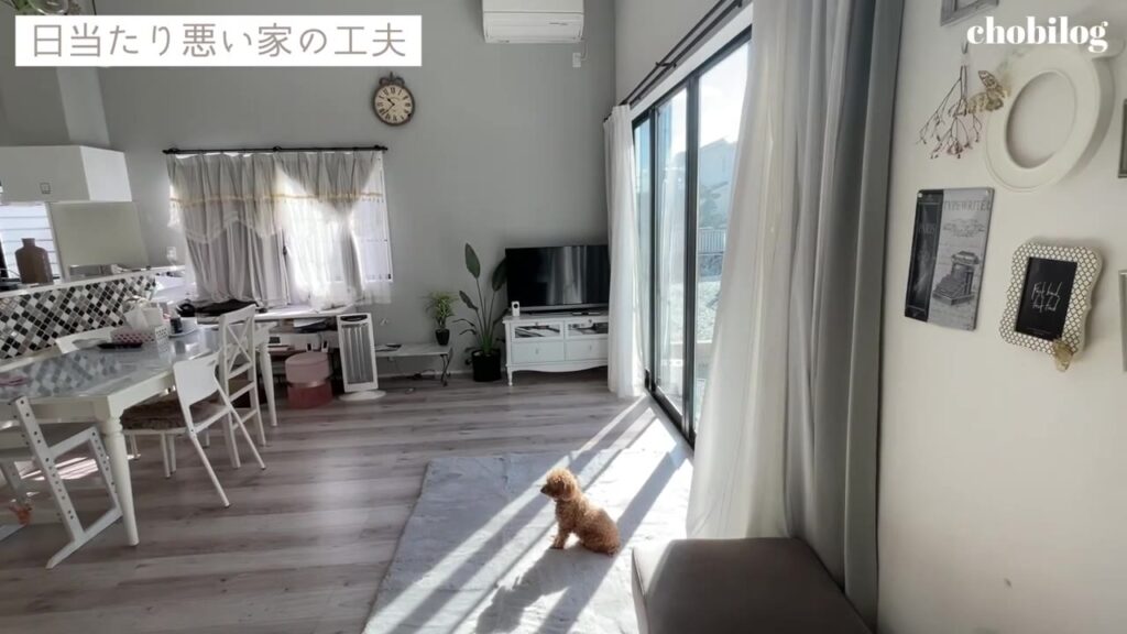 暗い部屋を明るくする工夫 白い家具と明るい床のリビング