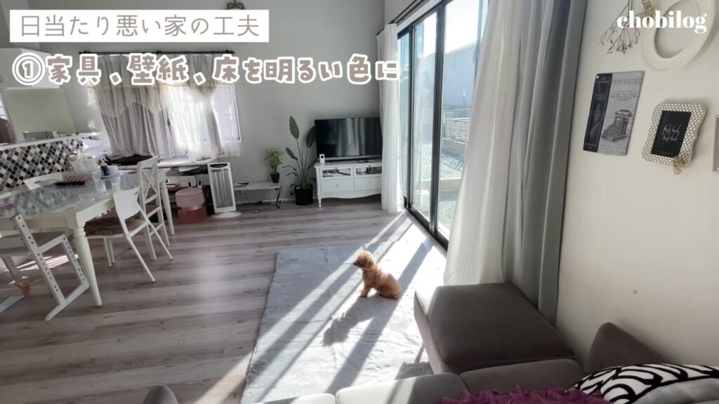 家具・壁紙・床を明るい色にした日当たりの悪い家のリビング