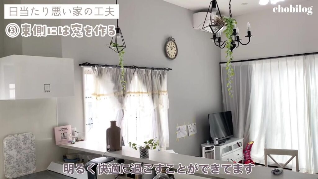 東向きの腰窓のおかげで午前中明るいリビング