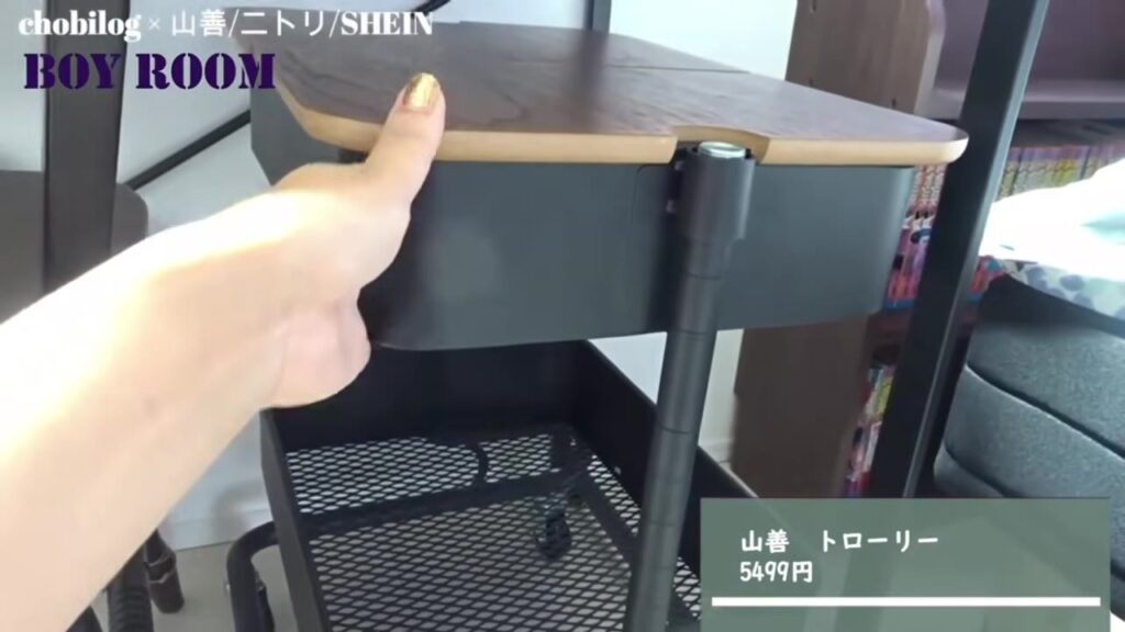 山善のトローリーワゴンが机の下にぴったり収まる