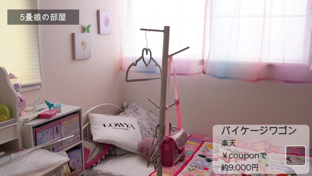 5畳の女の子の子供部屋とバイケージワゴンのハンガーラック