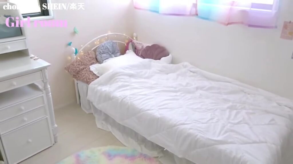 5畳の女の子の子供部屋 白いベッドと学習机のレイアウト