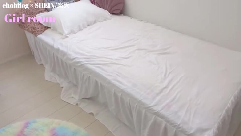 白いベッドスカートを付けたベッド