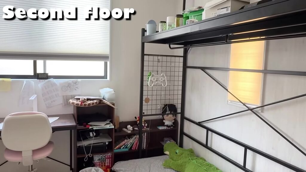 2階の子供部屋 ニトリのラックとデスク