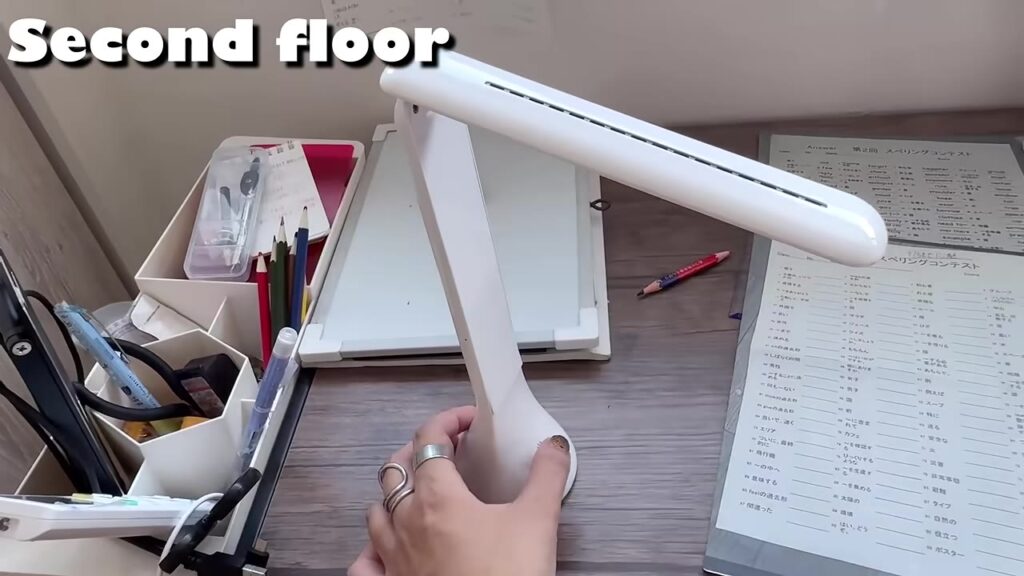 子供部屋の机で使っているコードレスのデスクライト